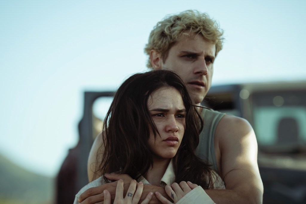 “Ricci. Il mio nome è Rosa Ricci.”
Come James Bond, ma con la rabbia e la forza di chi non vuole più essere solo “la figlia di un boss”.
In #IoSonoRosaRicci, diretto da Lyda Patitucci, Maria Esposito ci mostra l’origine di una delle protagoniste più amate di Mare Fuori: la nascita della Rosa che conosciamo, fragile e feroce, pronta a scegliersi il proprio destino.